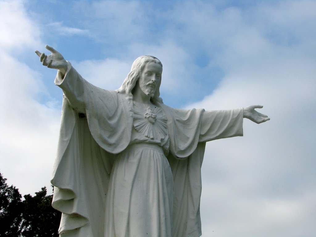 Jesus-statue-arms-open