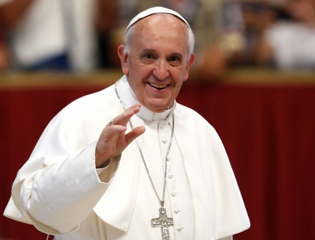 Pope-Francis-waves-smiles