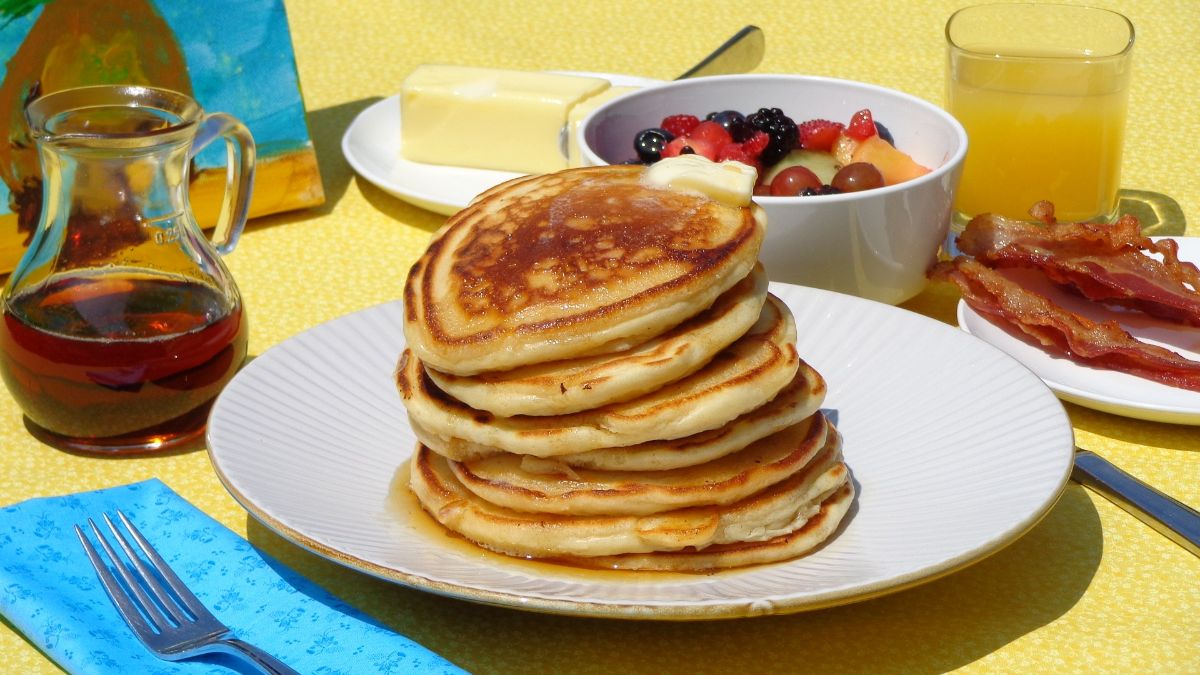 breakfast-pancakes-bacon